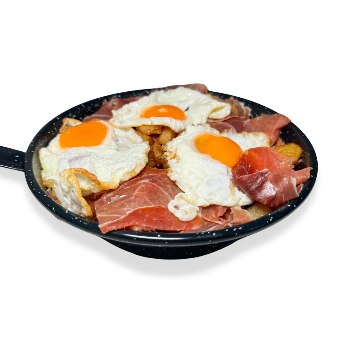 patatas fritas con tres huevos y jamón serrano