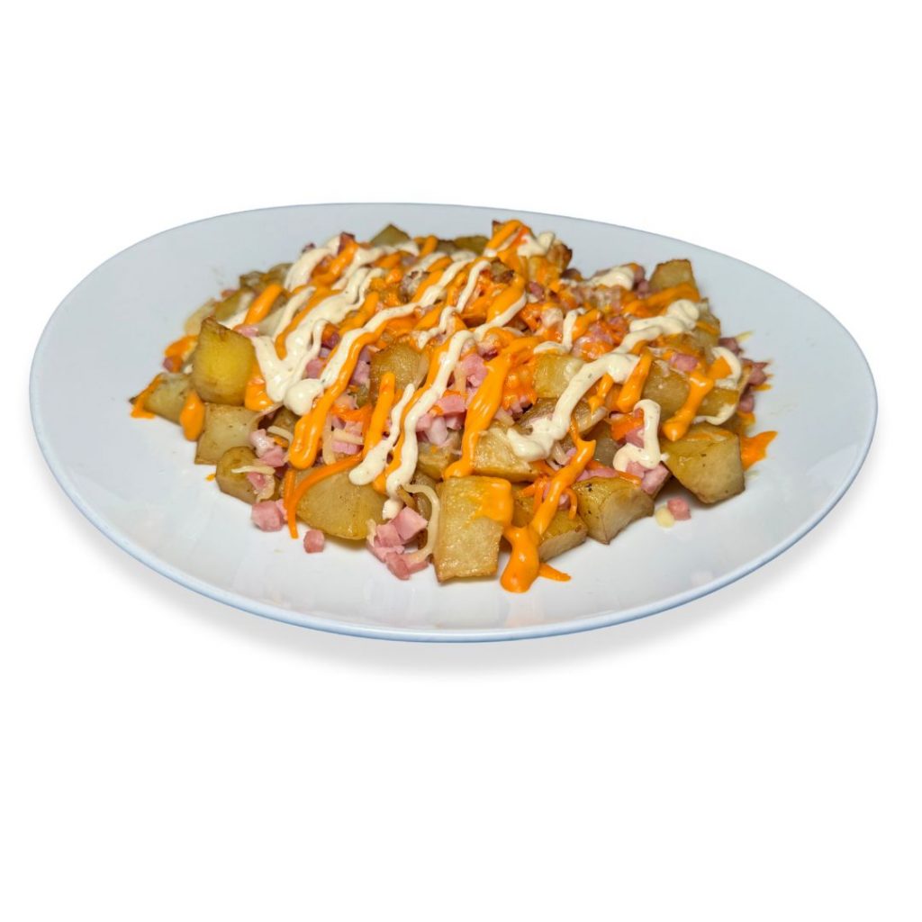 patatas con bacon y salsas