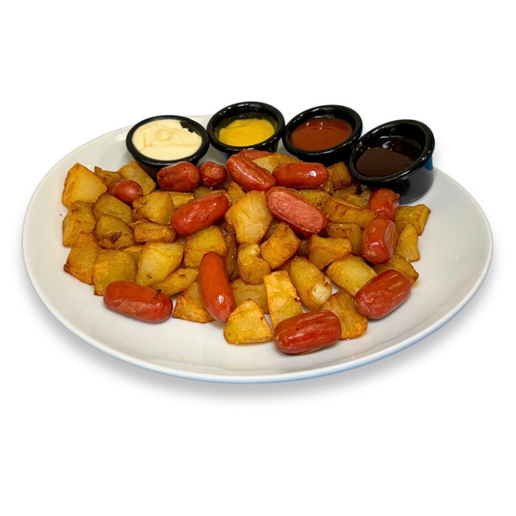 salchipapas patatas fritas con salchicha y salsas