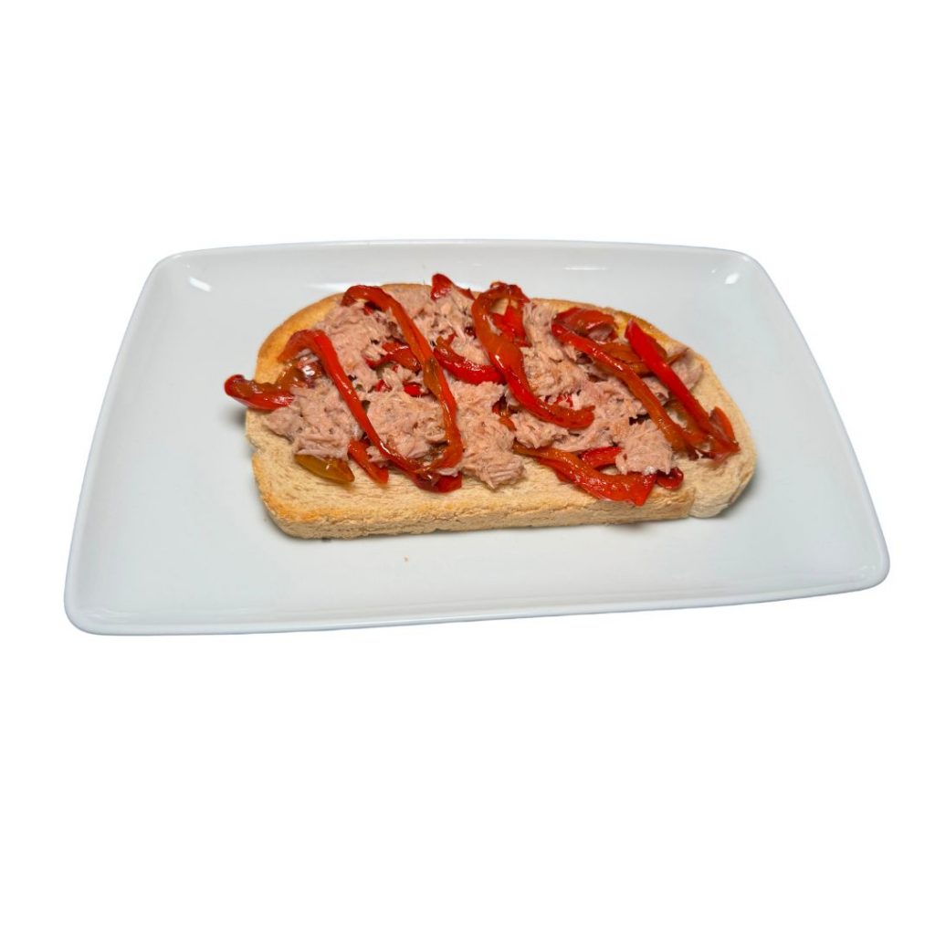 tosta de attui con pimientos